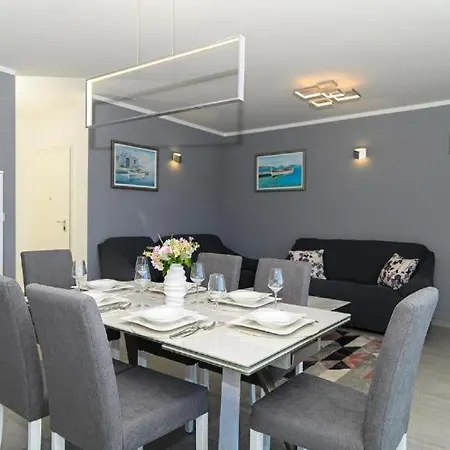 Seaside Luxury Apartment